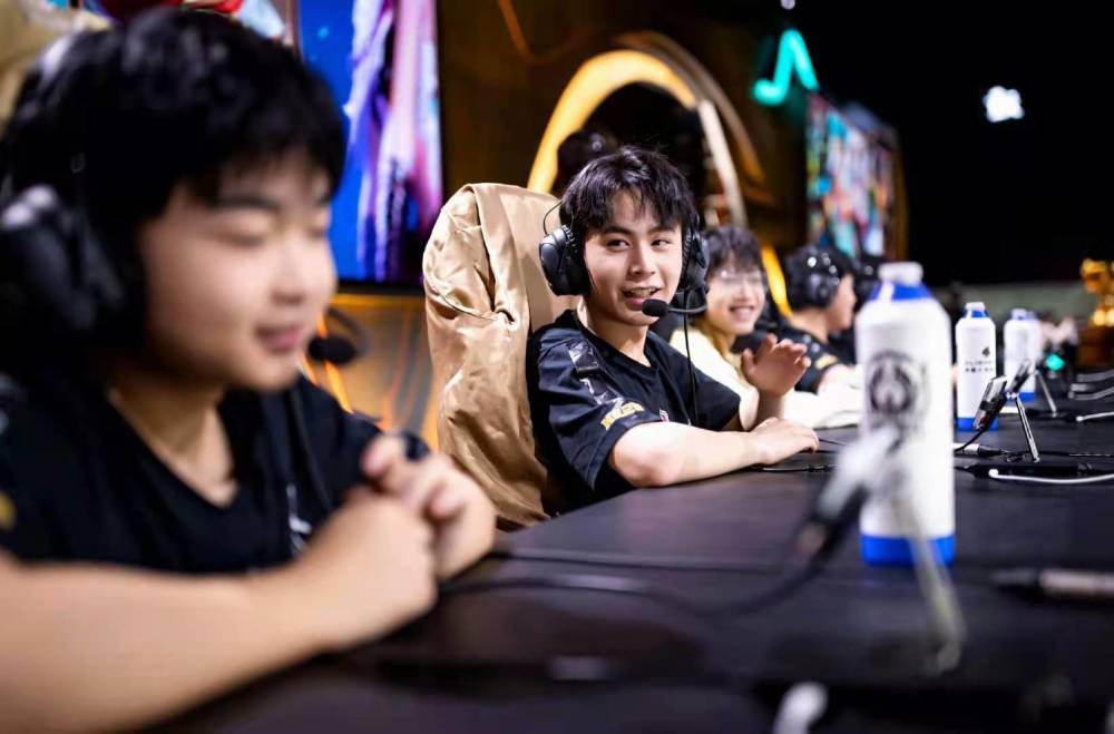 Leviatán 宣布 Desmo 晋升为主教练，接替 itopata 的职位